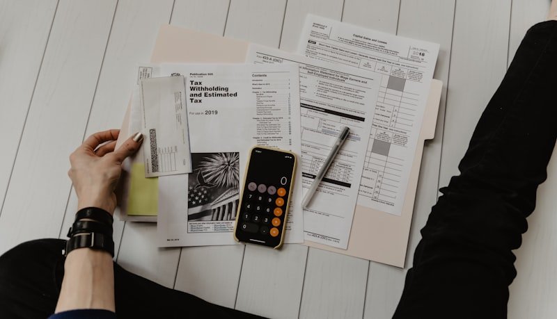 Personne calculant son budget avec des documents