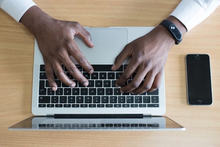 Mains tapant sur un ordinateur portable