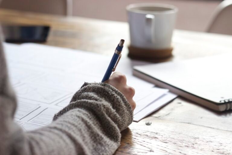 Personne etudiant des documents