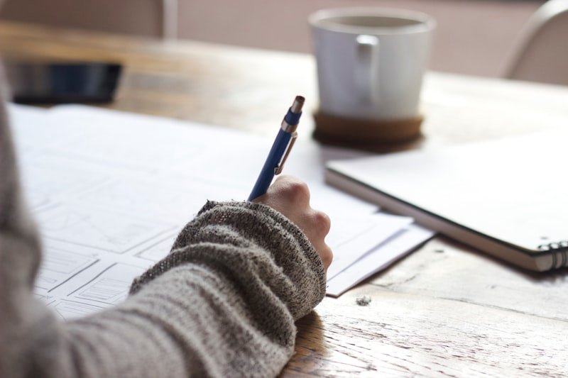 Personne etudiant des documents