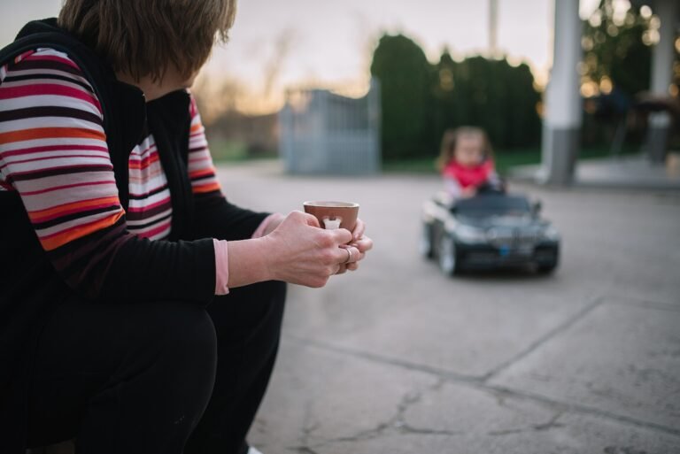 Grand-parent regardant un enfant jouer dans un parc