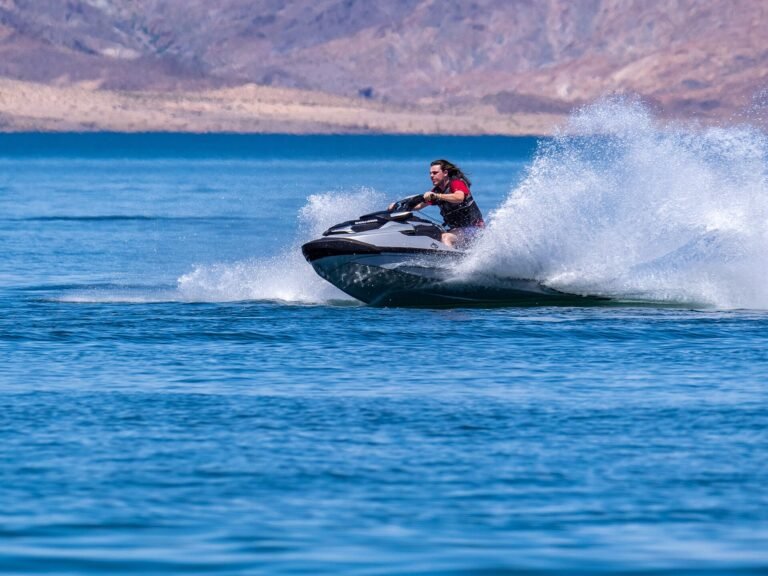 Pilote de jet ski sur un lac