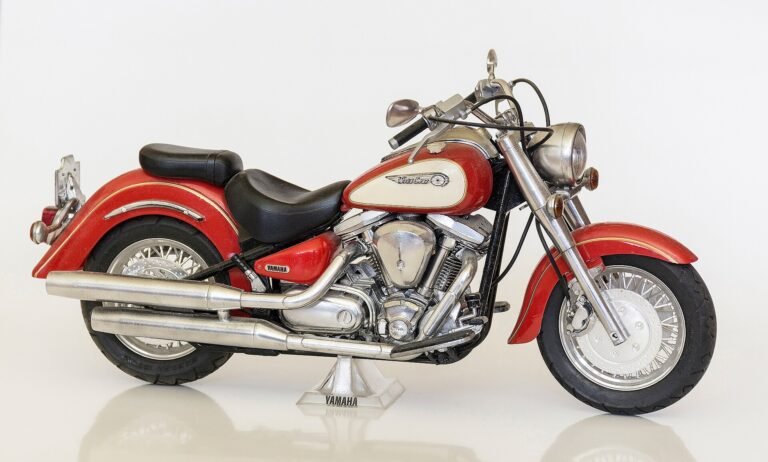 Moto routière Yamaha rouge