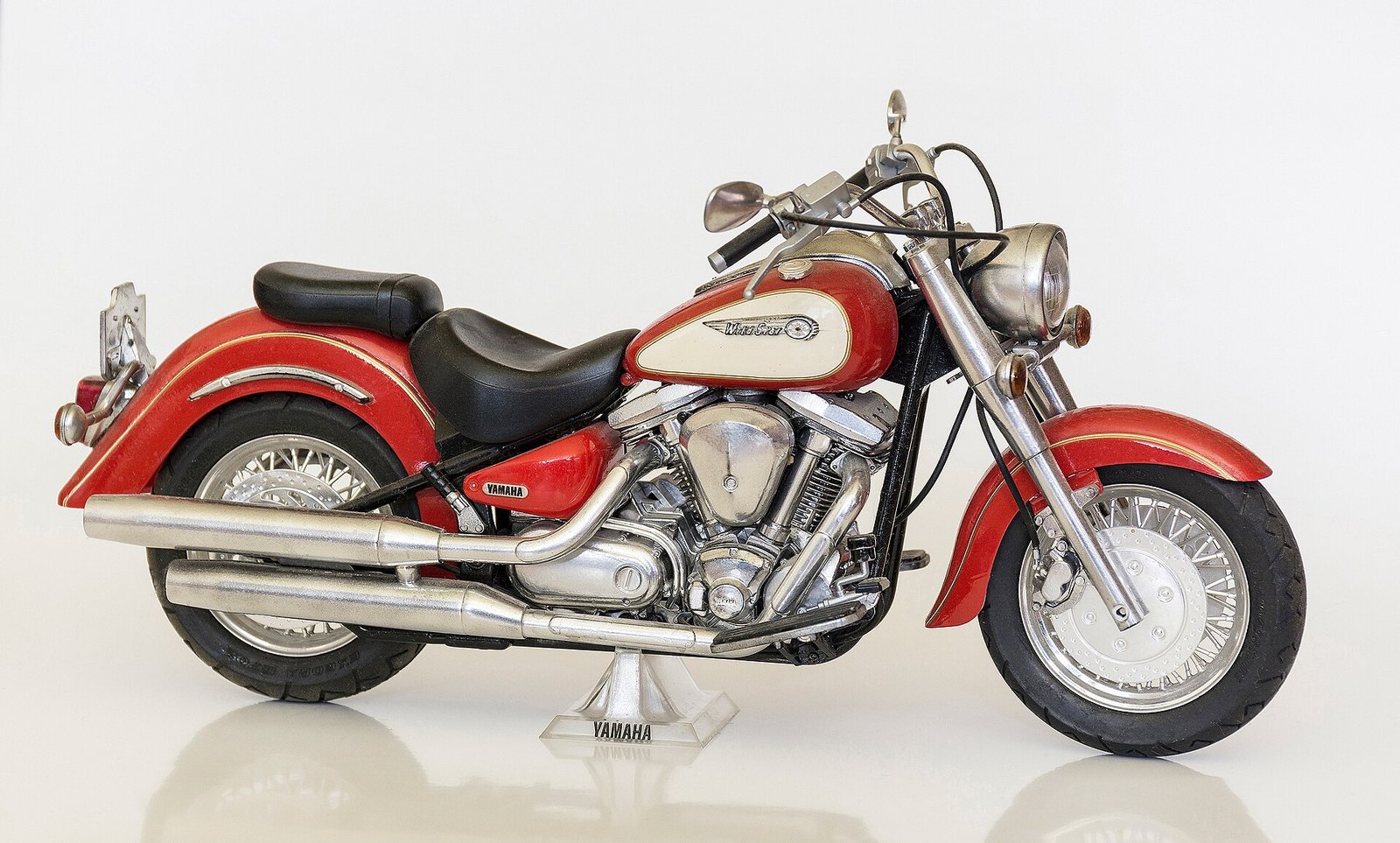 Moto routière Yamaha rouge